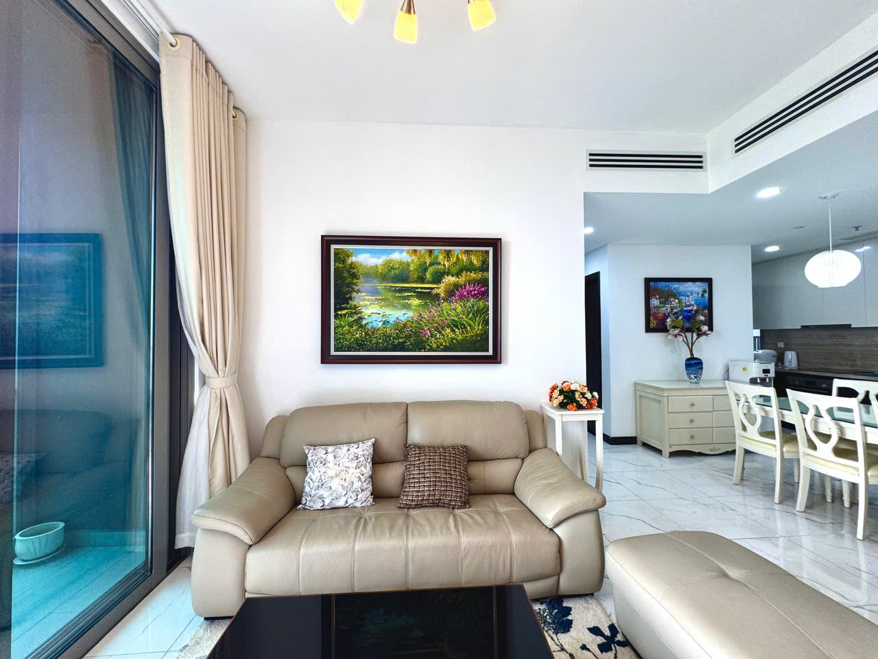 Modern 2 bedroom apartment for rent at Empire City with airy and open views