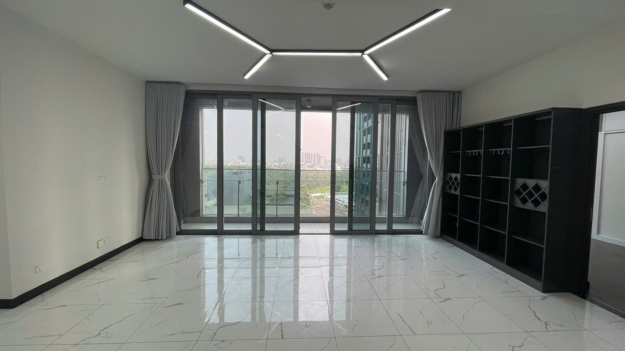Spacious 3-Bedroom Apartment at Empire City with Open View